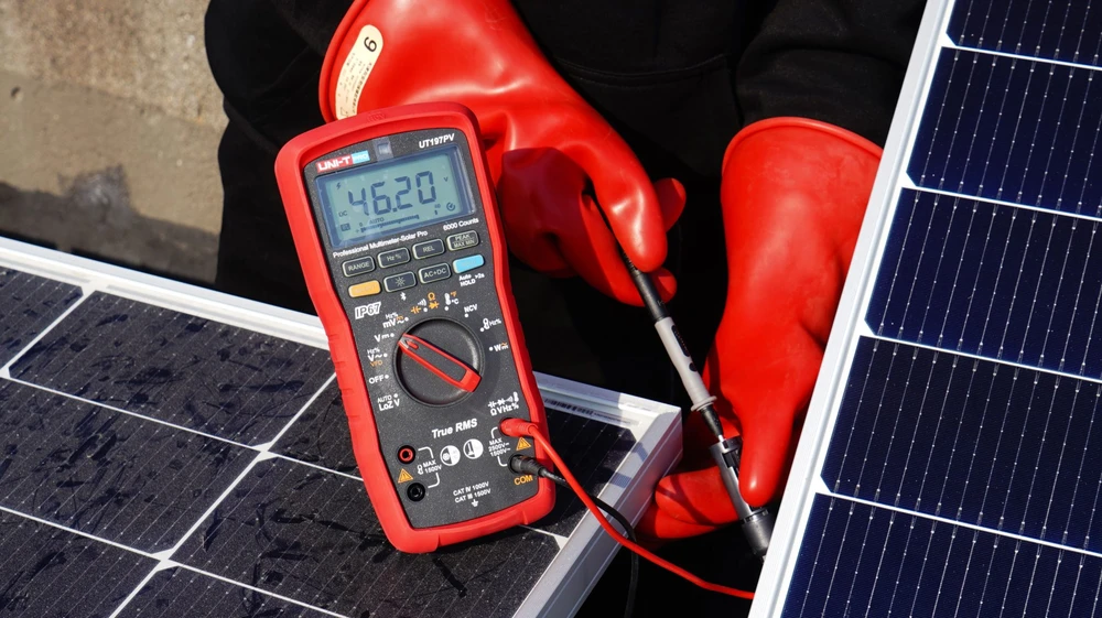 Multimetras SOLAR PRO, TRMS, 2,5 kV DC, 1 kV AC, 10 A AC/DC, 1 MHz, 60 MOm, 60 uF, IP65, CAT III 1500 V, CAT IV 1000 V, IP67, Bluetooth, UNI-T