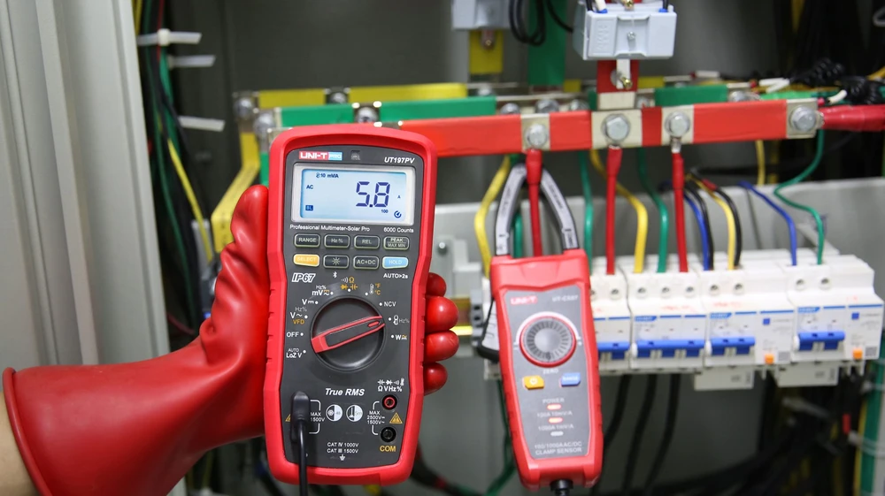 Multimetras SOLAR PRO, TRMS, 2,5 kV DC, 1 kV AC, 10 A AC/DC, 1 MHz, 60 MOm, 60 uF, IP65, CAT III 1500 V, CAT IV 1000 V, IP67, Bluetooth, UNI-T