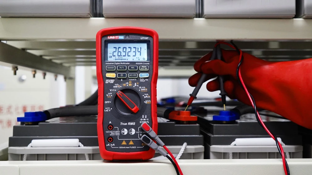 Pramoninis multimetras, 1000V AC/DC, 10A AC/DC, 60MOm; 60mF; 1MHz; 1000C, TRMS, IP67, Bluetooth, CAT IV 1000V ir CAT III 1500V, UNI-T