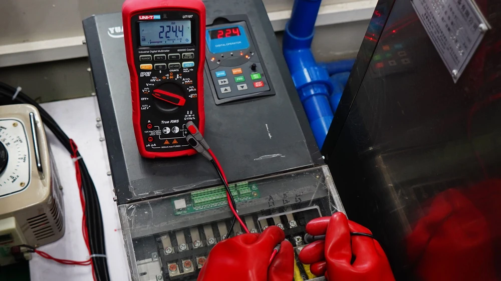 Pramoninis multimetras, 1000V AC/DC, 10A AC/DC, 60MOm; 60mF; 1MHz; 1000C, TRMS, IP67, Bluetooth, CAT IV 1000V ir CAT III 1500V, UNI-T