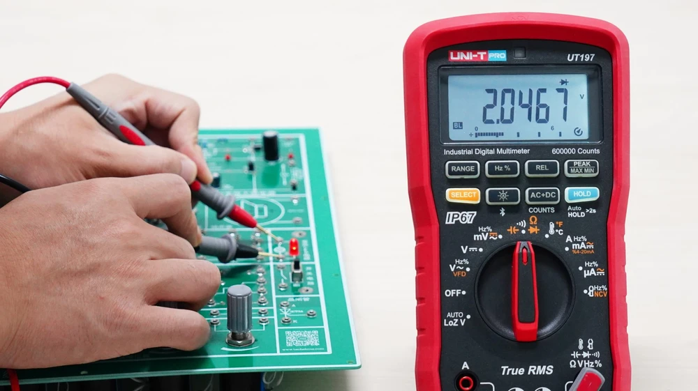 Pramoninis multimetras, 1000V AC/DC, 10A AC/DC, 60MOm; 60mF; 1MHz; 1000C, TRMS, IP67, Bluetooth, CAT IV 1000V ir CAT III 1500V, UNI-T