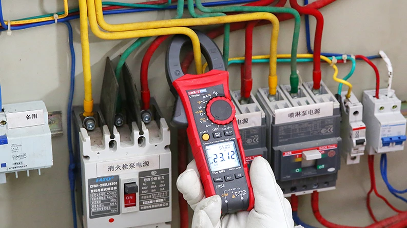 Profesionalios srovės matavimo replės, 1000V AC/DC, 600A AC/DC, 60MΩ, 60mF, 40MHz, 1000℃; IP54; True RMS, UNI-T