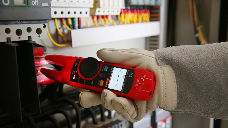 Šakutės tipo srovės matavimo replės CAT II 1000V, CAT III 600V; DC/AC 1000V; AC 200A; 60MΩ; 10KHz; NCV; TRMS; UNI-T