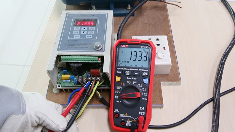 Skaitmenins multimetras, 1000V AC/DC, 20A AC/DC; 60MOm; 60mF; 10MHz; -40°C~1000°C; automatinės ribos, UNI-T