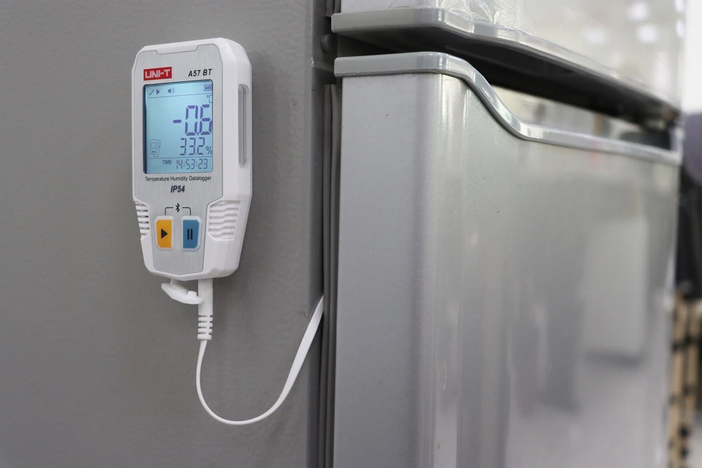 Temperatūros ir drėgmės duomenų kaupiklis, -40 ~ 85C, 0%~100% RH, 64000 taškų, IP54, Bluetooth, UNI-T