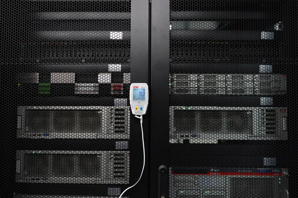 Temperatūros ir drėgmės duomenų kaupiklis, -40 ~ 85C, 0%~100% RH, 64000 taškų, IP54, Bluetooth, UNI-T