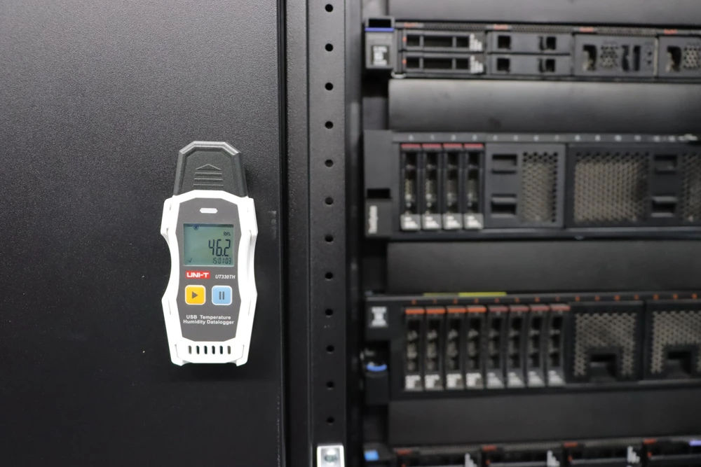 USB temperatūros ir drėgmės kaupiklis -30~70C; 0~99.9%RH; iki 64000 taškų; UNI-T