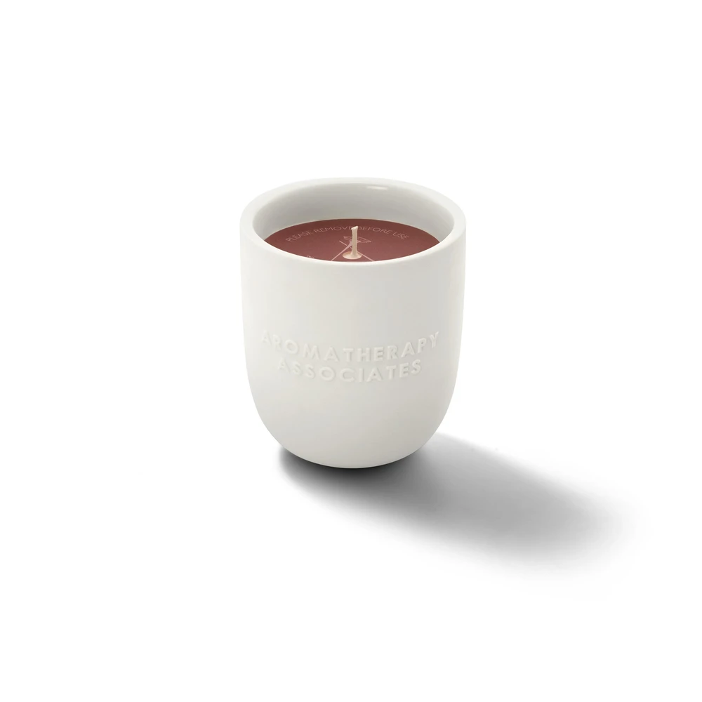 „Aromatherapy Associates“ rožių, gėlių ir saldžiųjų kvapų žvakė, 200 g *Bandomasis rinkinys