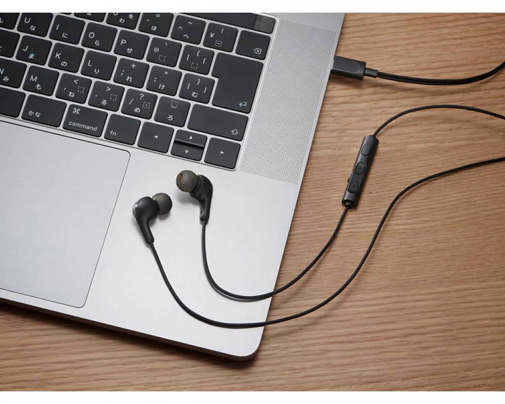 JVC juodos ausinės su USB-C jungtimi ir valdymo pultu