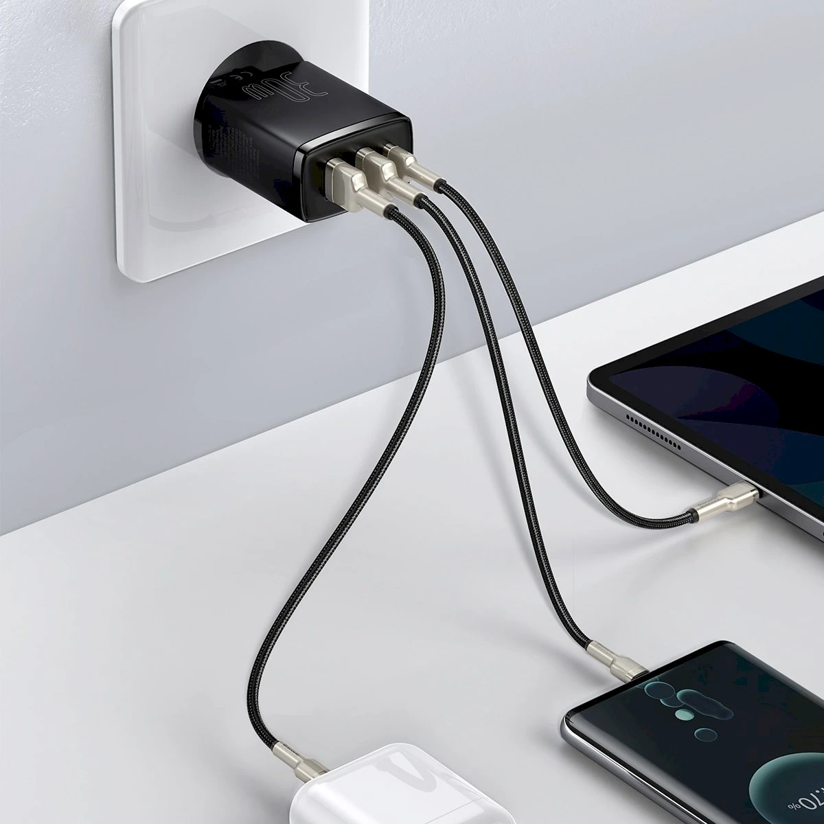 Baseus Sieninis įkroviklis 30W 2xUSB + USB-C QC3.0 PD3.0, juodas