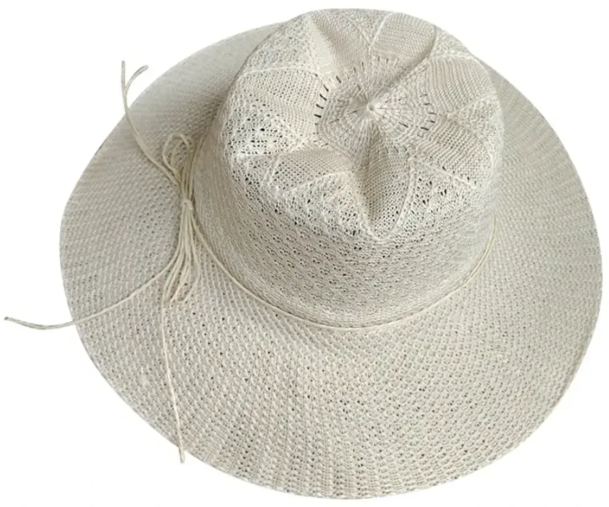 Kepurė Besk Platmalė moteriška kreminė 58cm su juosta