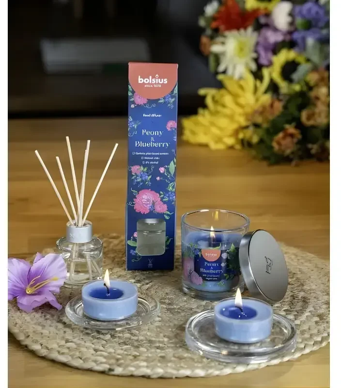 Žvakė, aromatinė Bolsius Bijūnų ir mėlynių, 25 h, 10 cm