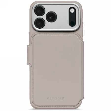 „Decoded Leather Detachable Wallet“ – apsauginis odinis dėklas, skirtas „iPhone 17 Pro“, suderinamas su „MagSafe“ (iš vientiso molio)
