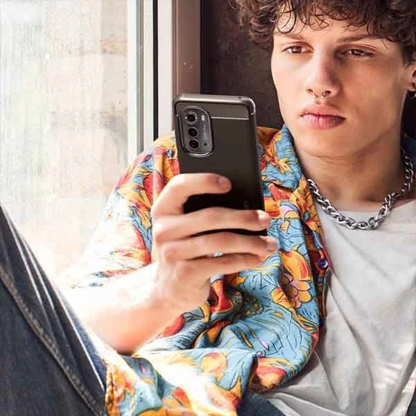 Dėklas Spigen Rugged Armor, juodas - Motorola Edge 2022