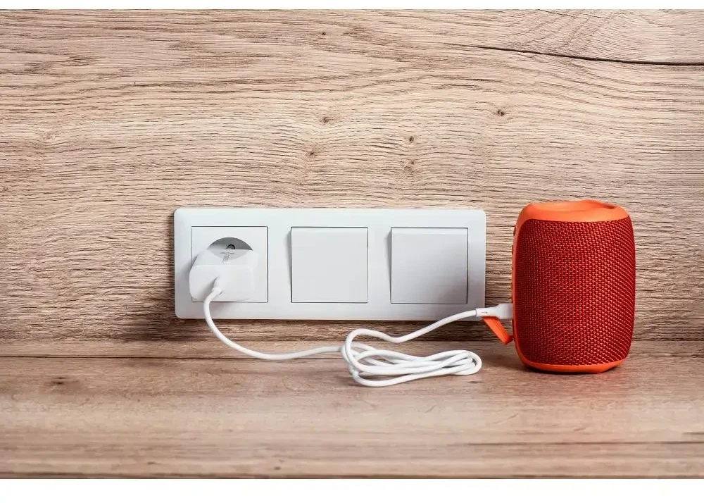 PTC Forcell 230V sieninis įkroviklis su USB Type-C, žaibo (APPLE) laidu 3A 20W su PD ir QC 4.0 įkrovimo funkcija