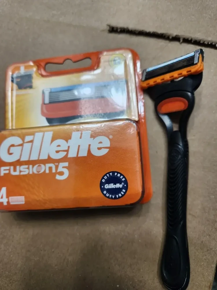 Gillette skutimosi peiliukai Fusion 5 su įkrovikliu 4 vnt.