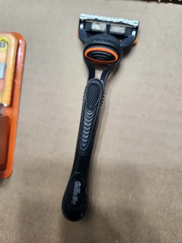 Gillette skutimosi peiliukai Fusion 5 su įkrovikliu 4 vnt.