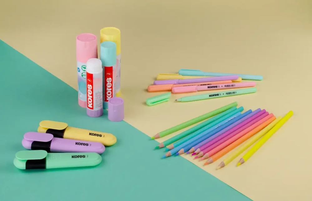 Spalvoti pieštukai KORES KOLORES PASTEL, tribriauniai, 3mm, 12 pastelinių spalvų