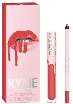 Rinkinys „Kylie Cosmetics“: skysti lūpų dažai „By Kylie 503 Bad Lil Thing“, 3 ml + lūpų pieštukas „Bad Lil Thing“ 1,1 g
