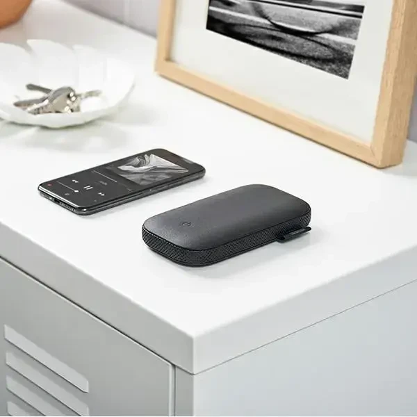 Lexon Powersound indukcinė išorinė baterija 5000 mAh su „Bluetooth“ garsiakalbiu, juodos spalvos LA128N