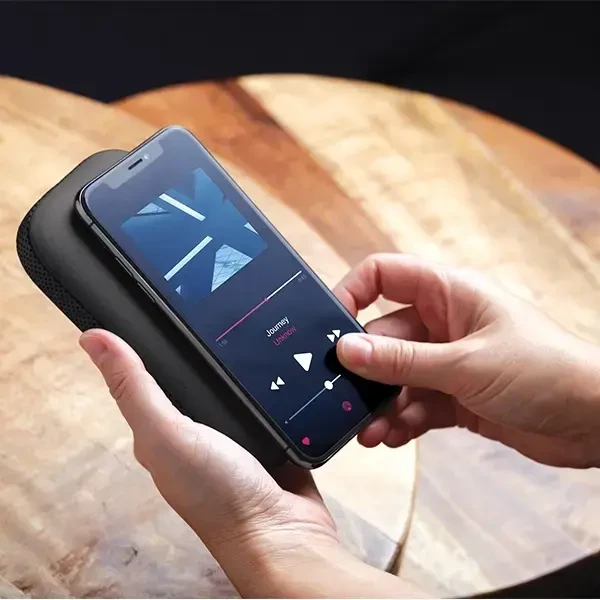 Lexon Powersound indukcinė išorinė baterija 5000 mAh su „Bluetooth“ garsiakalbiu, juodos spalvos LA128N