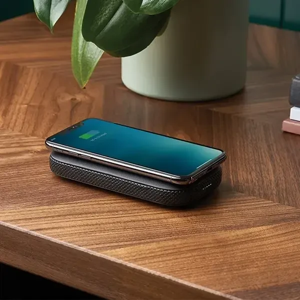 Lexon Powersound indukcinė išorinė baterija 5000 mAh su „Bluetooth“ garsiakalbiu, juodos spalvos LA128N