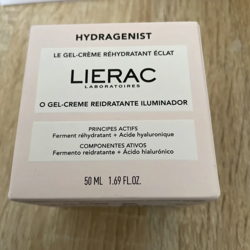 "Lierac Hydragenist Illuminating Rehydrating Gel-cream" drėkinamasis veido kremas-gelis 50ml