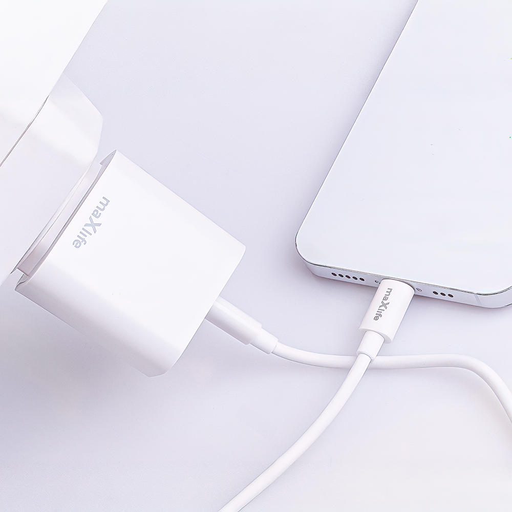 Maxlife MXTC-06-20C PD QC įkroviklis 1x USB-C 20W baltos spalvos + USB-C - Lightning kabelis 20W