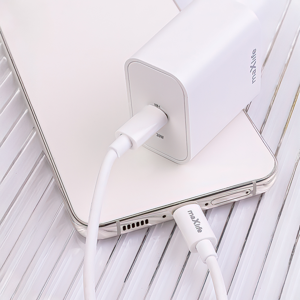 Maxlife MXTC-06-20C PD QC įkroviklis 1x USB-C 20W baltos spalvos + USB-C - Lightning kabelis 20W