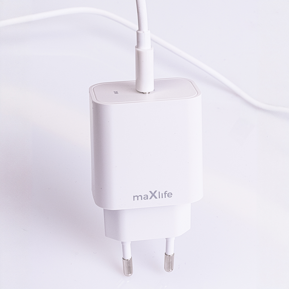 Maxlife MXTC-06-20C PD QC įkroviklis 1x USB-C 20W baltos spalvos + USB-C - Lightning kabelis 20W
