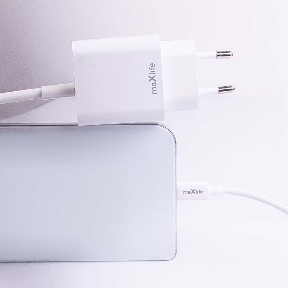 Maxlife MXTC-06-20C PD QC įkroviklis 1x USB-C 20W baltos spalvos + USB-C - Lightning kabelis 20W