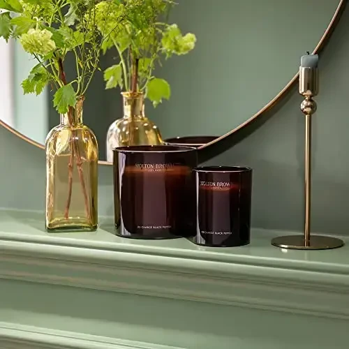 Molton Brown Re-Charge Juodas Pepper Candle kvepianti žvakė, 600 g