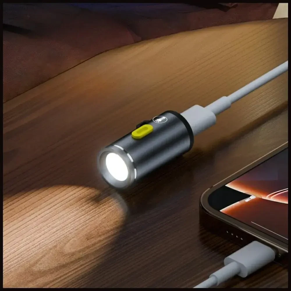 4 viename priedų rinkinys: 4smarts Explorer USB-C raktų pakabuko laidas, USB-C–USB-C adapteris, USB-C žiebtuvėlis, U formos