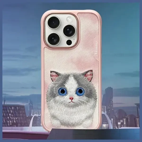 Nimmy Apple iPhone 16 Pro 6.3 dėklas telefonui rožinės spalvos Big Eyed Pet 2.0 Cat