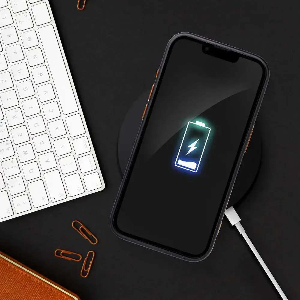 OEM dėklas, skirtas iPhone 14, spalvotas kraštas, suderinamas su MagSafe, juodas-auksinis