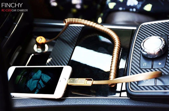 REMAX automobilinis įkroviklis RCC-103 Finchy – USB – 3,4A su „Lightning“ + „MicroUSB“ laidu, sidabrinis