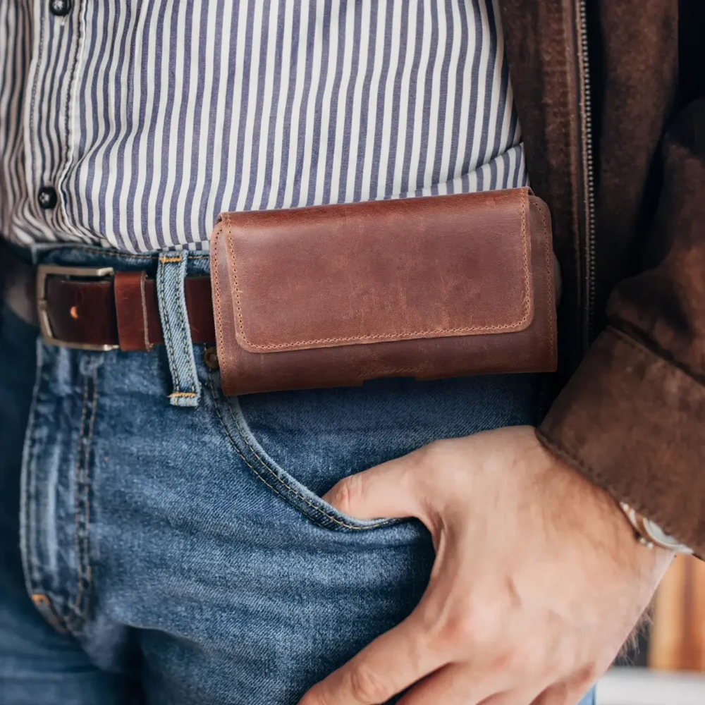 Dėklas Oem ROYAL Crazy Horse universal horizontal leather belt holster dydis M skirtas Apple iPhone 12 Mini / 13 Mini / Samsung Galaxy A40 / S8 / Xiaomi 12 / Redmi 5A rudos spalvos