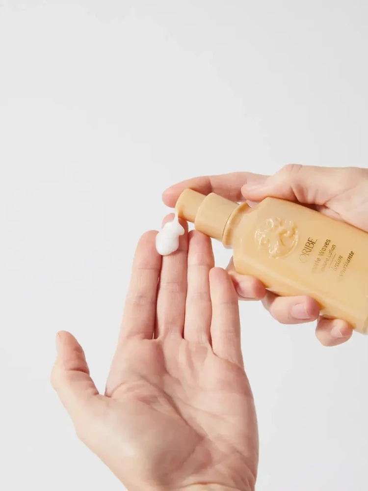 Oribe emulsija plaukams, suteikianti paplūdimio bangų efektą (Matte Waves Texture Lotion), 100 ml