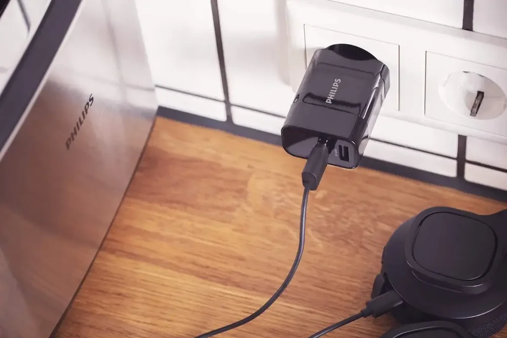 Philips DLP2620/12 USB 17W | 2.4A Juodas