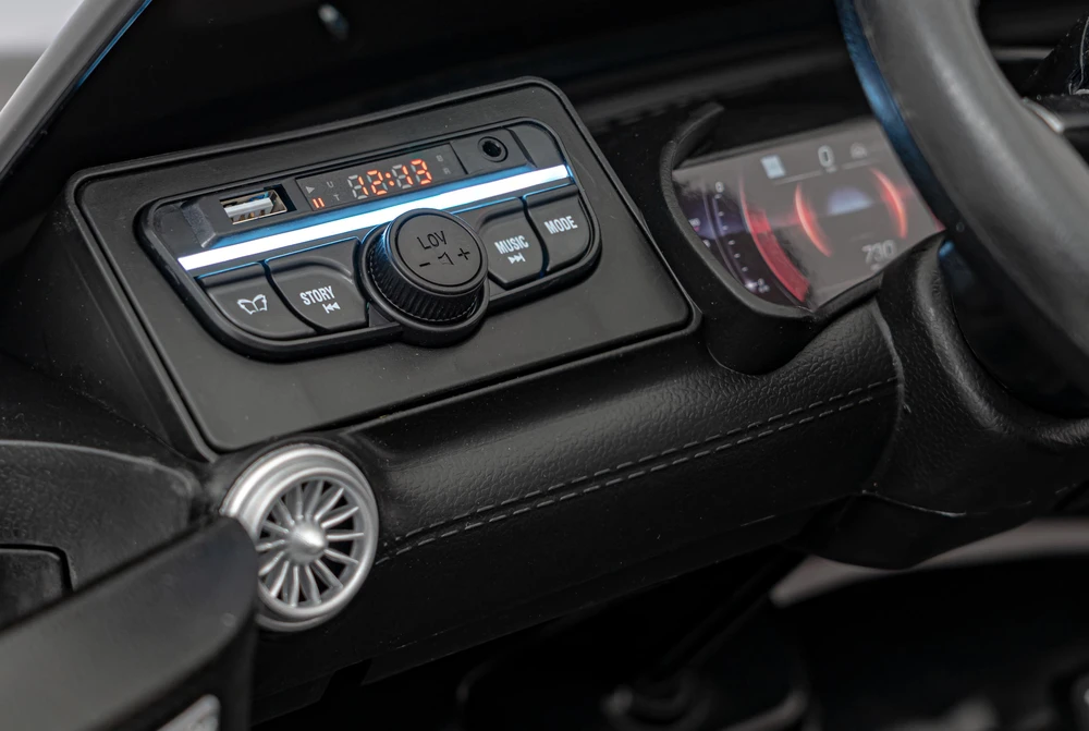 Vaikiškas elektrinis Mercedes Benz AMG SL63 su LED šviesomis ir muzikos funkcija