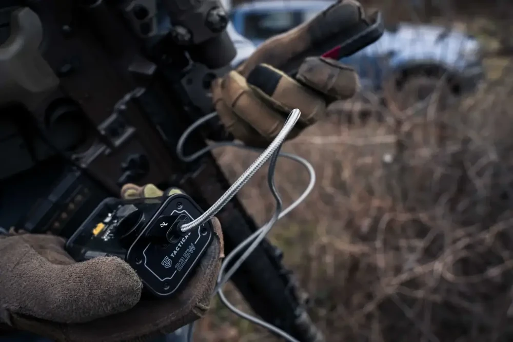 Tactical C4 Explosive 9600mAh PowerBank – išorinis maitinimo šaltinis su sparčiu įkrovimu juodos spalvos