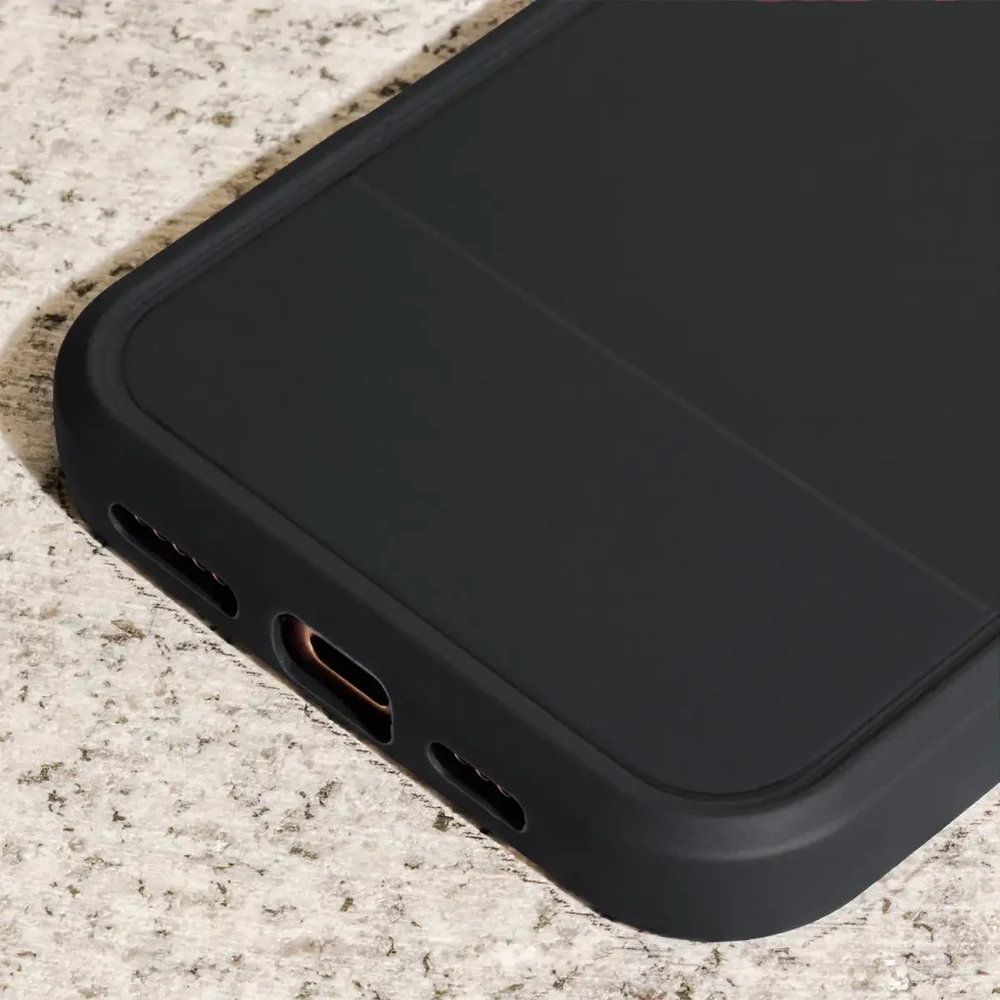 TFO „iPhone 13“ dėklas su anglies pluošto efektu, juodas