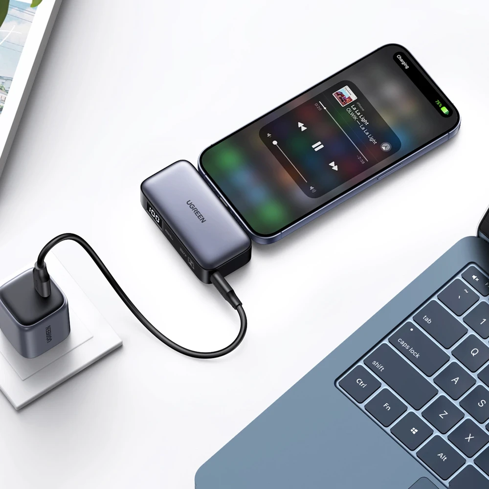 Nešiojama išorinė baterija UGREEN PB503, 5000 mAh 22,5 W, su integruotu USB-C kištuku