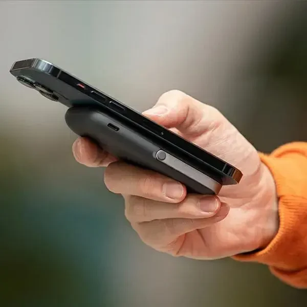 UNIQ nešiojama įkroviklis „Hoveo 5000mAh USB-C 20W PD“ greito įkrovimo belaidis magnetinis anglies pluošto pilkos spalvos