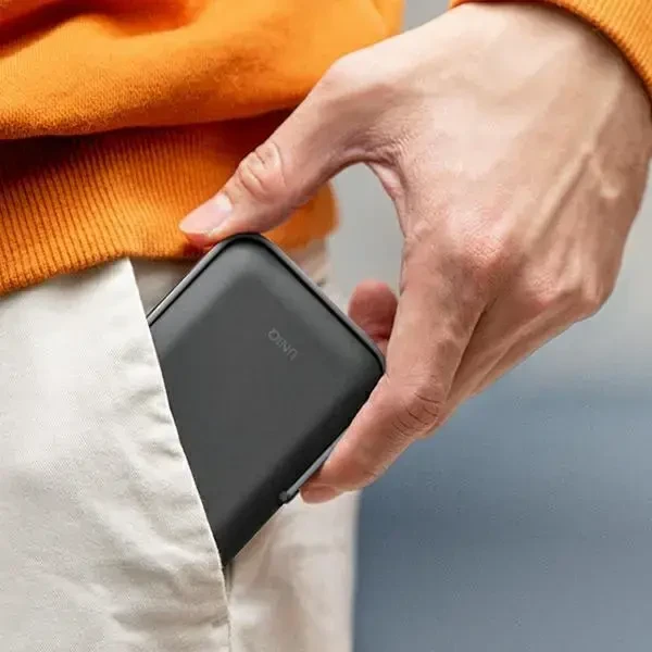 UNIQ nešiojama įkroviklis „Hoveo 5000mAh USB-C 20W PD“ greito įkrovimo belaidis magnetinis anglies pluošto pilkos spalvos