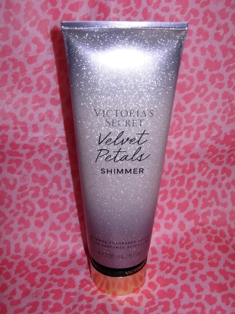 Victoria Secrets Victoria`s Secret Velvet Petals Shimmer Losjonas kūnui 236ml