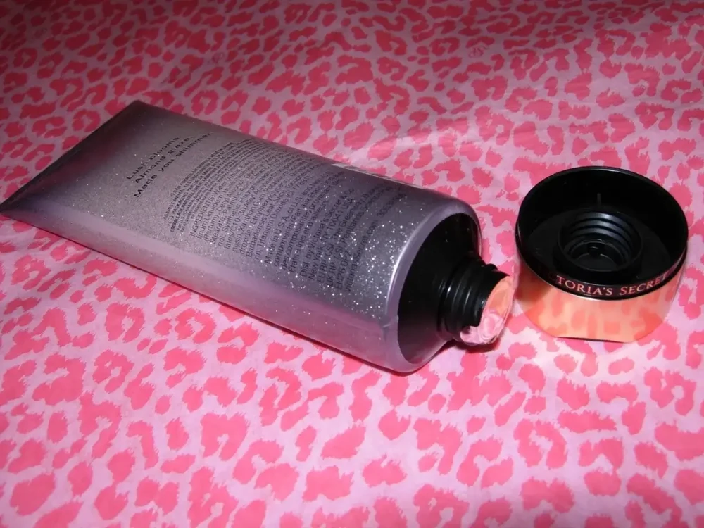 Victoria Secrets Victoria`s Secret Velvet Petals Shimmer Losjonas kūnui 236ml