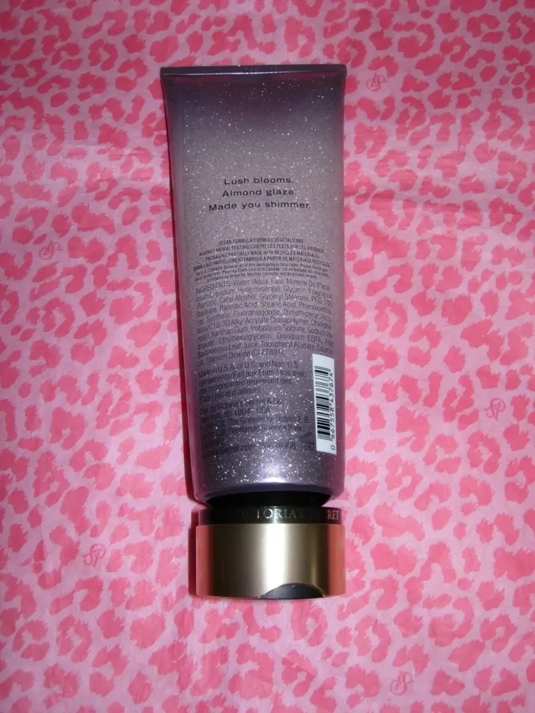 Victoria Secrets Victoria`s Secret Velvet Petals Shimmer Losjonas kūnui 236ml