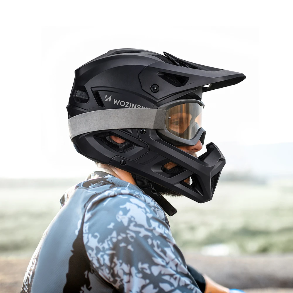 Dviratininko šalmas fullface Wozinsky su odpinanym daszkiem 57-59 cm - juoda