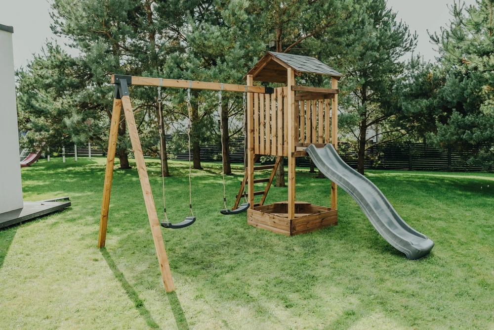 Plum Medinė vaikų žaidimų aikštelė HATIS „Kona“